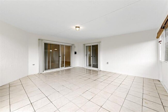 Building Photo - 5606 NW 109th Way