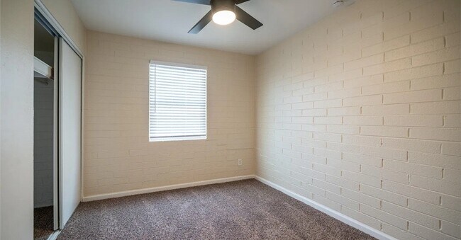 Building Photo - 5638 N 61st Ln