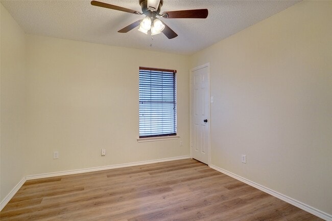 Building Photo - 617 Turtledove Ln