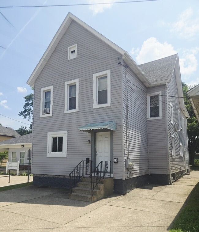 Building Photo - 233 E 12th St