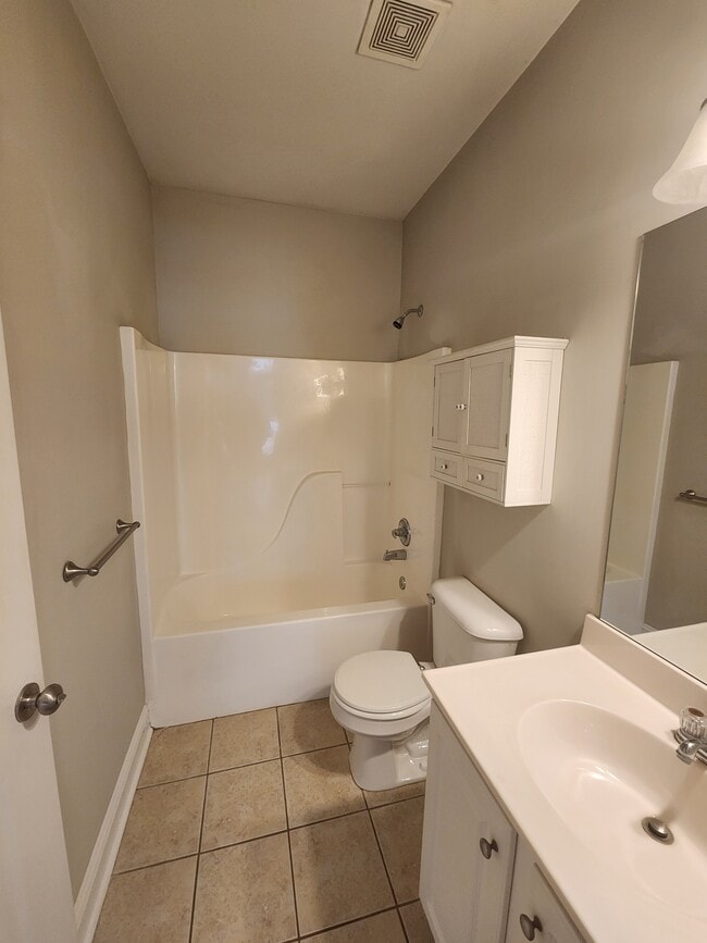 Building Photo - 2240 Lakeside Dr