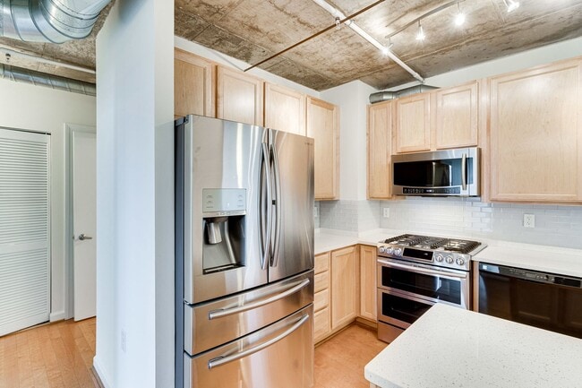 Building Photo - Modern 3 Bed 2 bath condo WITH 2 PARKING S...