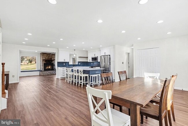 Building Photo - 906 Shelburne Rd