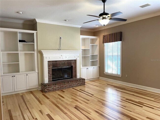 Building Photo - 6604 Crescent Lake Dr
