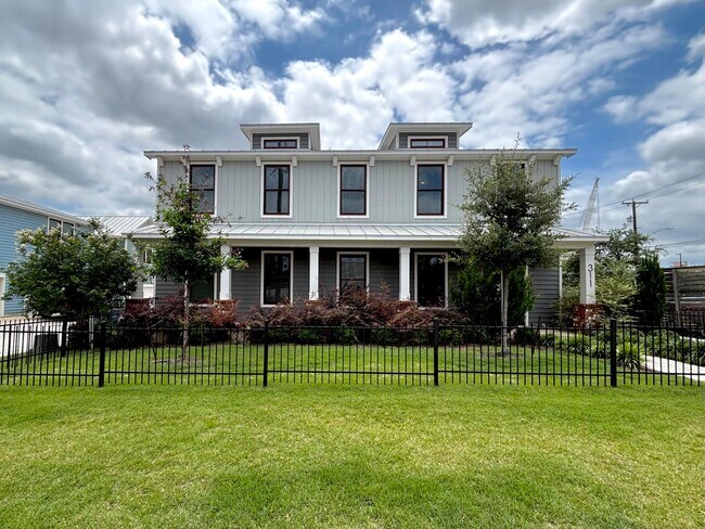 Building Photo - 311 E Evergreen St