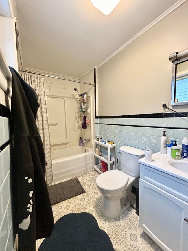 Building Photo - AVAILABLE FEBRUARY 1 BED 1 BATH W/ View of Lift Bridge !