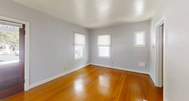 Building Photo - Old Towne Orange Living at Its Finest!