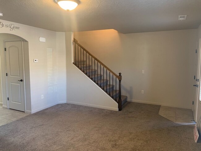 Building Photo - Great Fossil Hills Townhouse!