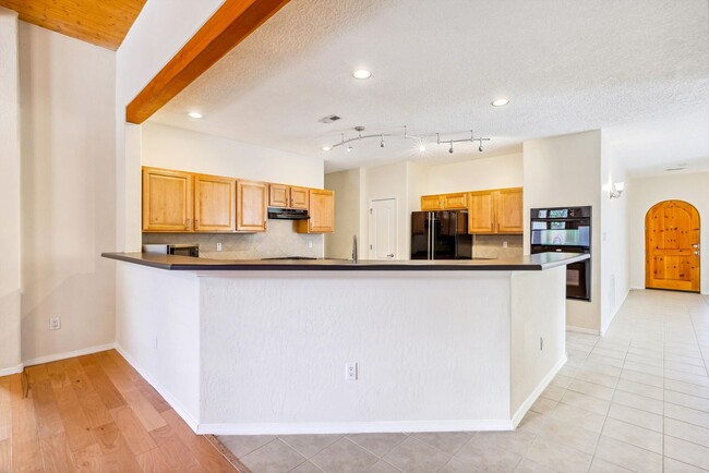 Building Photo - Single Story Beauty | Large Yard | 3 Bedro...
