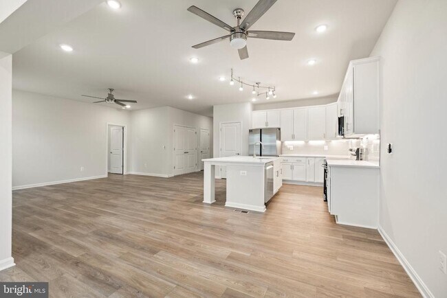 Building Photo - 148 Huntwell W Ave