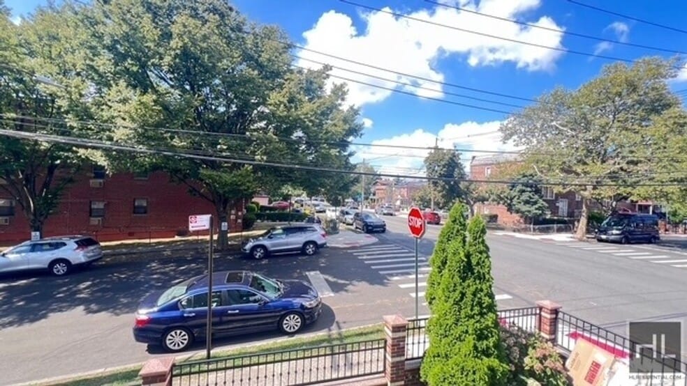 Building Photo - NEWLY RENOVATED 2 BEDROOM/2 FULL BATHROOMS...