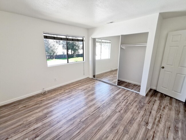 Building Photo - Beautiful 2 Bed / 1.5 Bath Two-Story Condo...