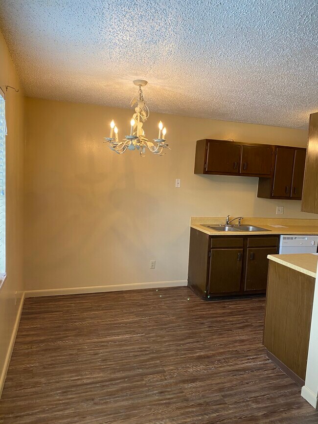 Building Photo - 332 Forestal Dr