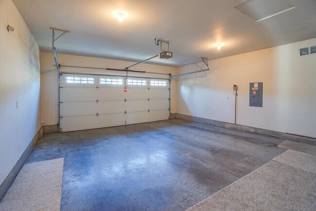 Building Photo - BEAUTIFUL THREE BEDROOM HOME IN VANCOUVER