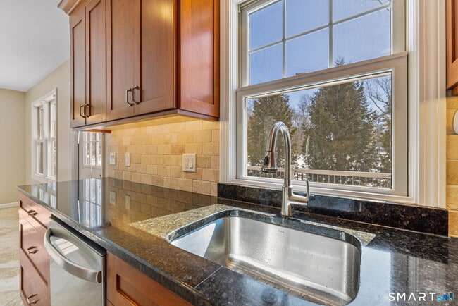 Building Photo - 5 Sunningdale Ln