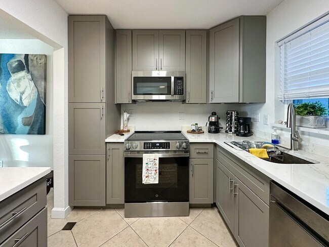 Building Photo - 7920 Sun Island Dr S