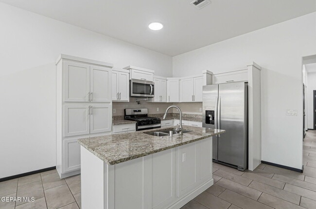 Building Photo - 13817 Summer View Ave