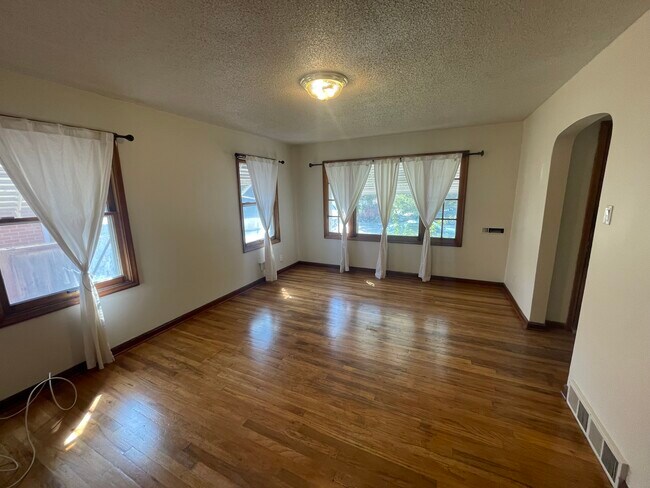 Building Photo - 128 W Paxton Avenue