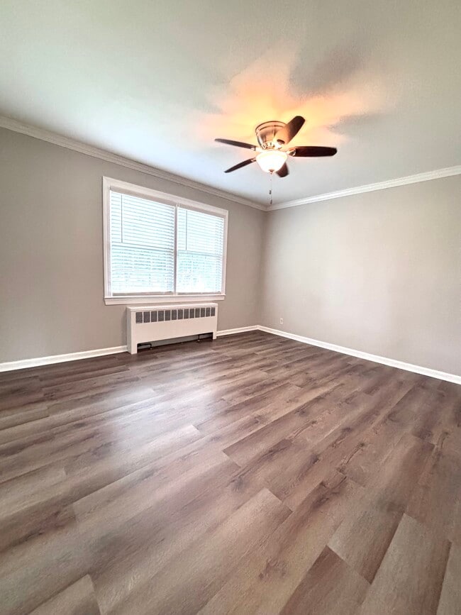 Building Photo - 1700 Roslyn Dr