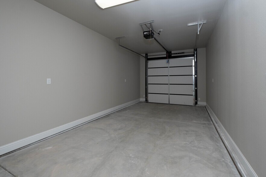 Building Photo - 405 38th St