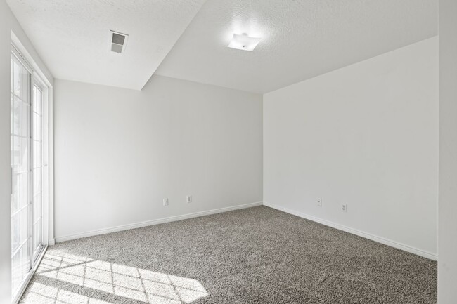 Building Photo - Remodeled 3 Bedroom 3 Bath Condo for Rent ...