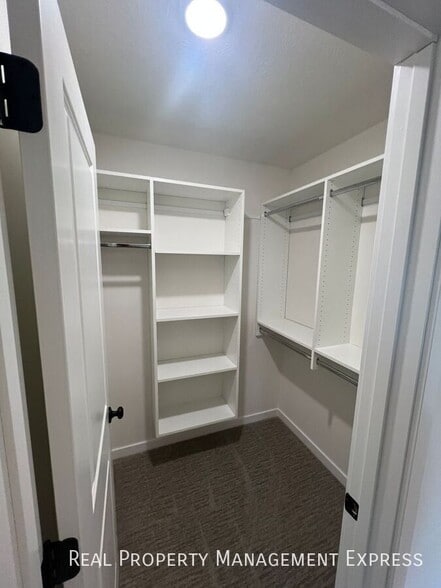 Building Photo - Stylish 1 Bed 1.5 Bath Townhome