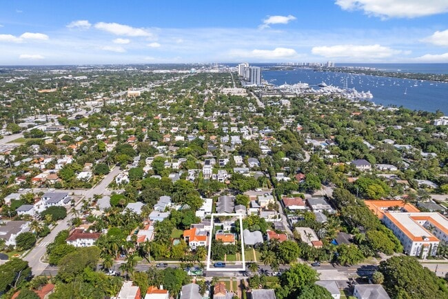 Building Photo - 419 30th St