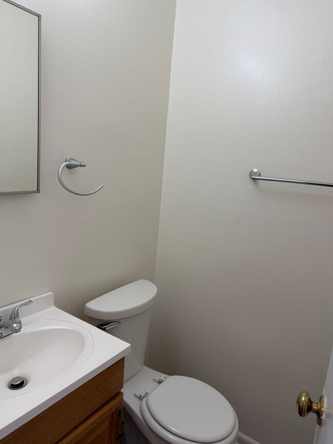 Building Photo - WINDSOR OAKS WEST - Three Bedroom Townhome