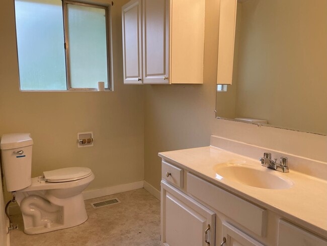 Building Photo - Charming 3 Bed 2.5 Bath Home in Newcastle