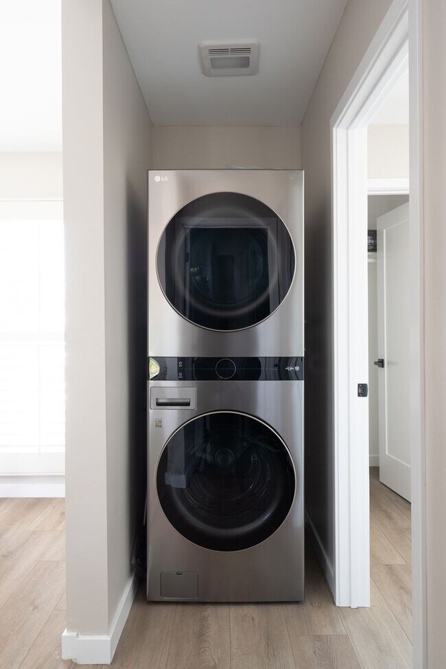 Building Photo - Fully remodeled!