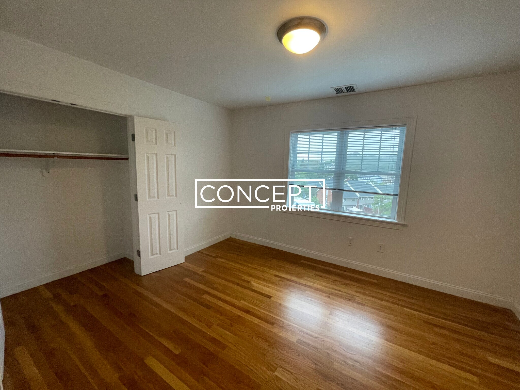 Building Photo - 53 Circuit St