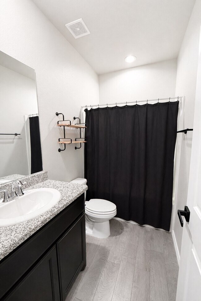 Building Photo - 2027 Ebbets Dr