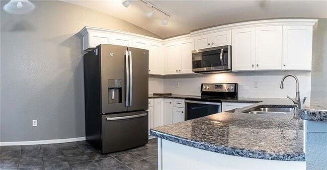 Building Photo - Highland Chase Three Bedroom, Updated Kitchen and Large Patio