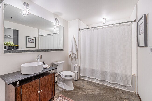 Building Photo - Modern Studio Loft in Downtown Dallas – Wa...