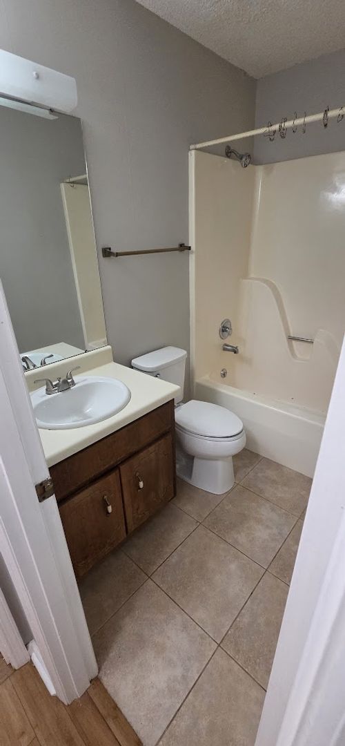 Building Photo - Charming Home Right off Winchester Rd