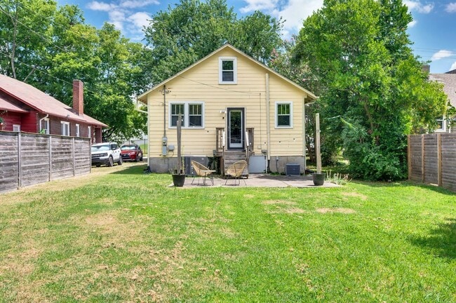 Building Photo - Walk to Hillsboro Village – 24th Ave S Gem!