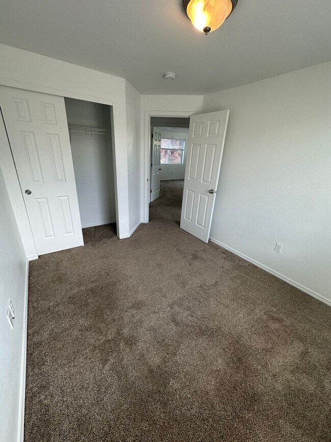 Building Photo - SW Bend House Near the Old Mill District, 4 Bdrms, 2.5 baths, A/C, Office/den, Dbl. Garage