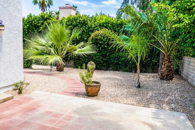 Building Photo - 77795 Sunnybrook Dr