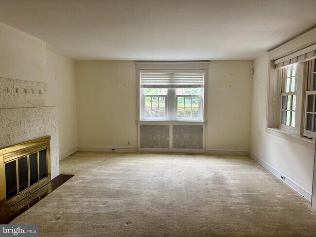 Building Photo - 8235 Brookside Rd