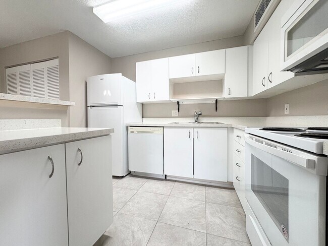 Building Photo - 1/1 Condo in Gated Lakefront Community of Altamonte Springs!