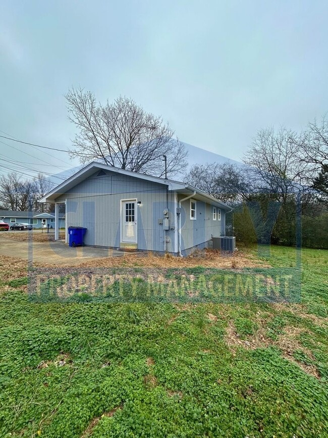 Building Photo - Three bedroom ranch-style home!