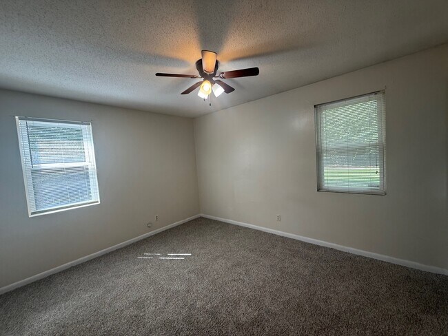 Building Photo - 814 Kelly Dr