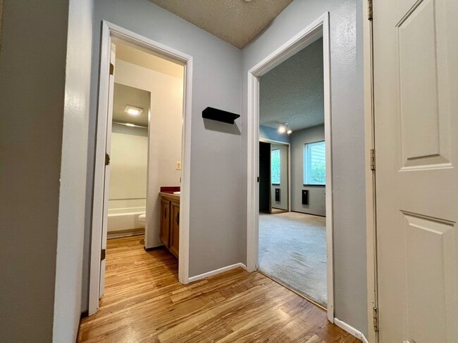Building Photo - Beautiful 2 Bed, 2 Bath Townhome with Community Pool, Gym & Clubhouse!