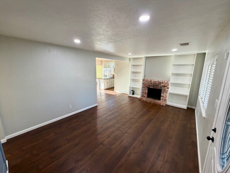 Building Photo - 1304 Louis Dr