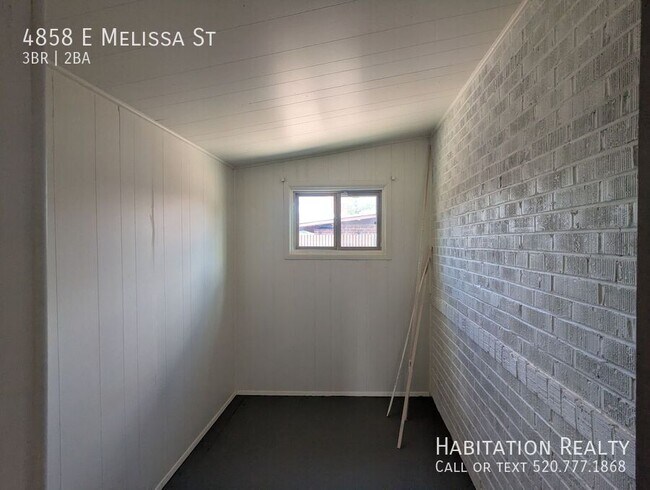 Building Photo - 4858 E Melissa St