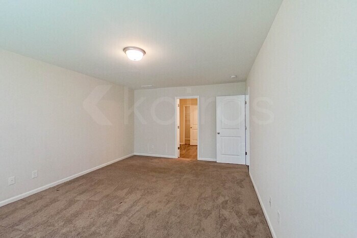 Building Photo - 104 Lord Effingham Wy