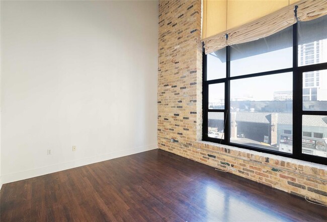 Building Photo - 411 Brazos St