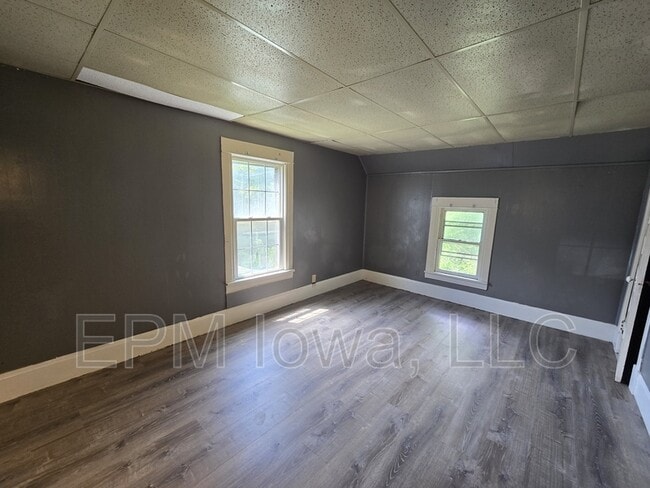 Building Photo - 402 Sunnyside Ave