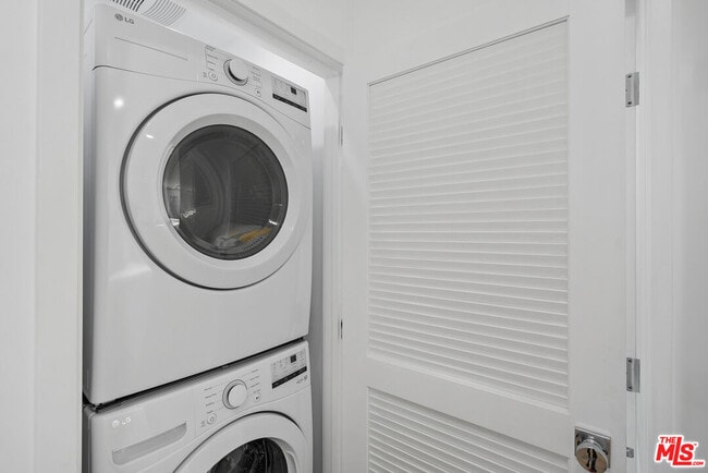 Building Photo - 7823 Kenyon Ave