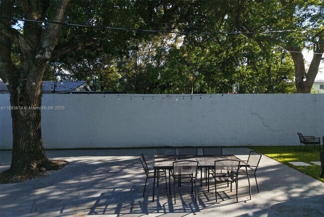 Building Photo - 5938 NE 5th Ave